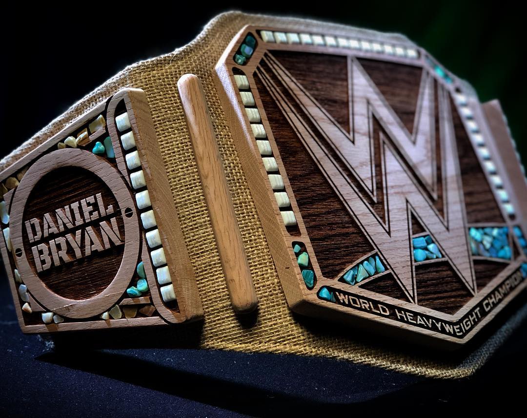 La ceinture de champion du monde de catch de la WWE en bois et en chanvre.