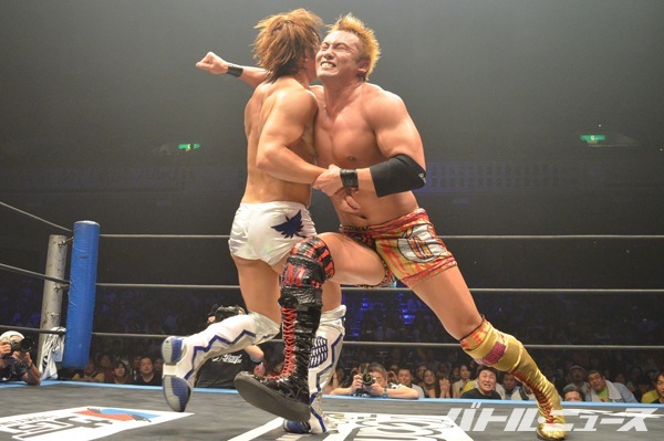 Kazuchika Okada et Kota Ibushi sur le ring de la DDT.