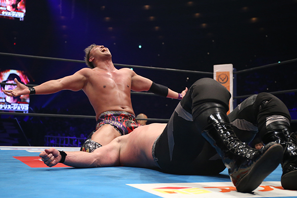 Kazuchika Okada rugit pendant son match de catch contre Chris Jericho à NJPW Dominin 2019.