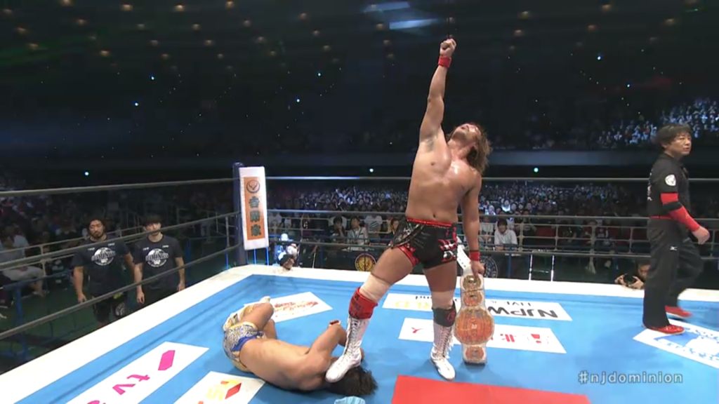 Tetsuya Naito célèbre sa victoire contre Kota Ibushi à NJPW DOMINION 2019.