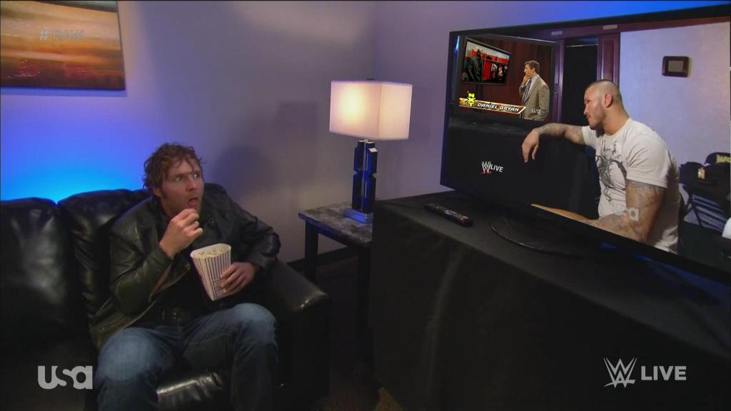Dean Ambrose regarde Randy Orton qui regarde John Laurinaitis dans une boucle interminabe à WWE RAW.